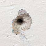 Como tapar furos na parede